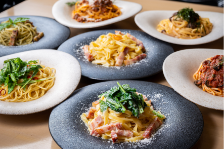 様々な種類のパスタ料理の写真です。複数の皿に、それぞれ異なるパスタが盛り付けられています。