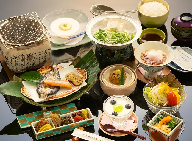 焼き魚、卵焼き、煮物、サラダ、豆腐、ご飯、汁物、デザートなど品数豊富が朝食膳。