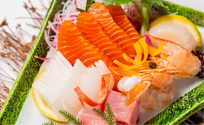 彩り豊かな刺身の盛り合わせ。サーモン、マグロ、エビ、ホタテが美しく盛り付けられている。