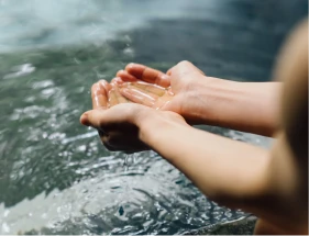 両手で水を受け止めている様子。